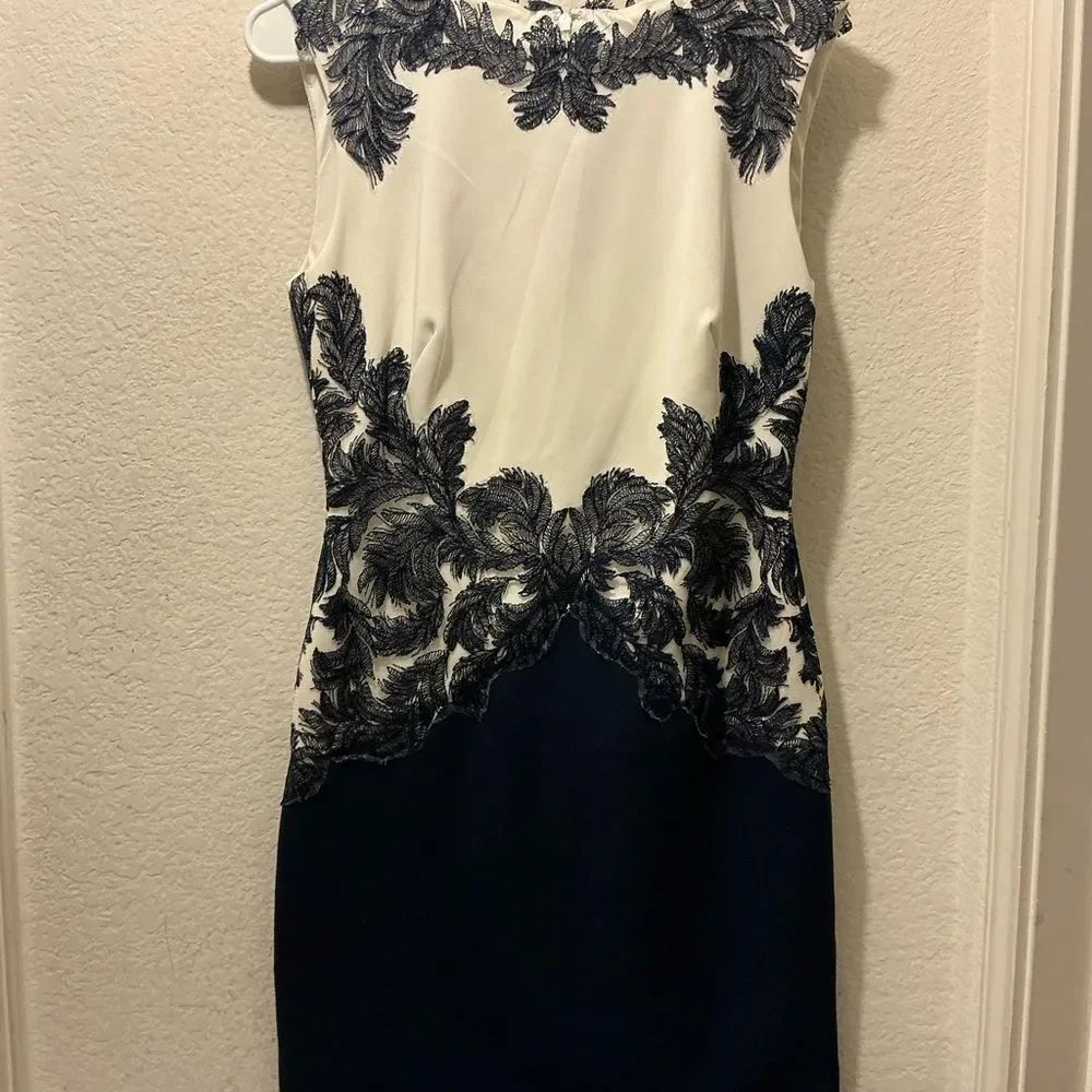 TADASHI SHOJI FEATHER APPLIQUÉ ROYAL NAVY/WHITE SHEATH DRESS size M - Picture 11 of 11